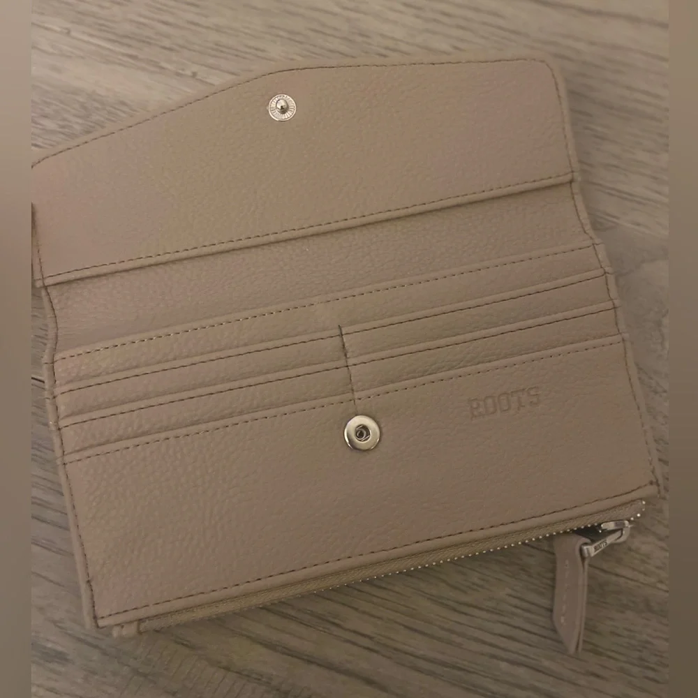 ROOTS | Wallet - Picture 2 of 3
